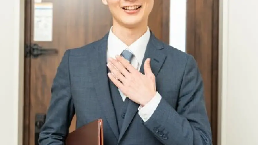 玄関先の男性