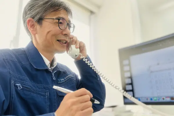 電話中の男性