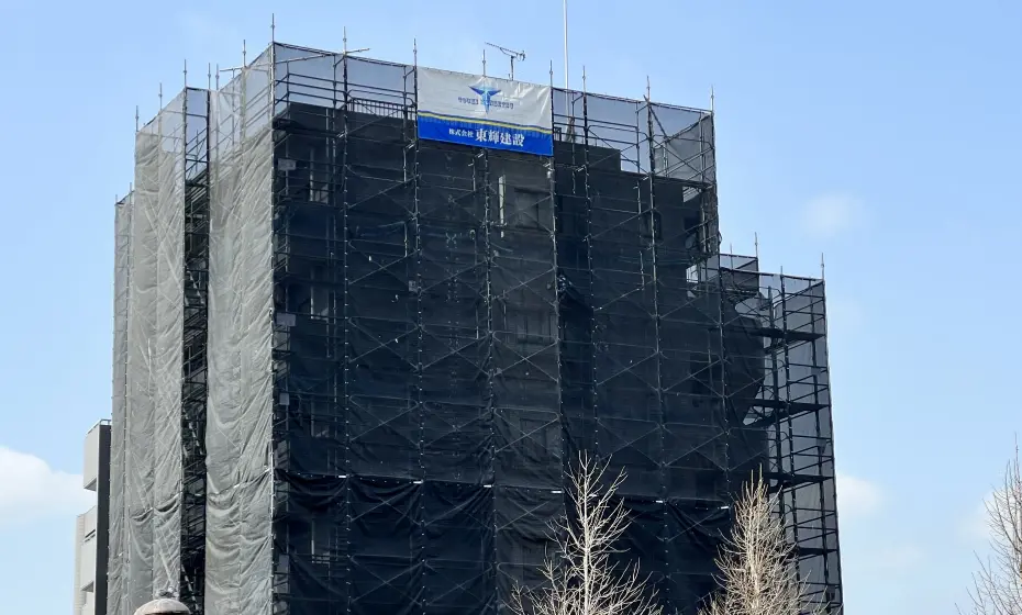 ビル工事中の外観