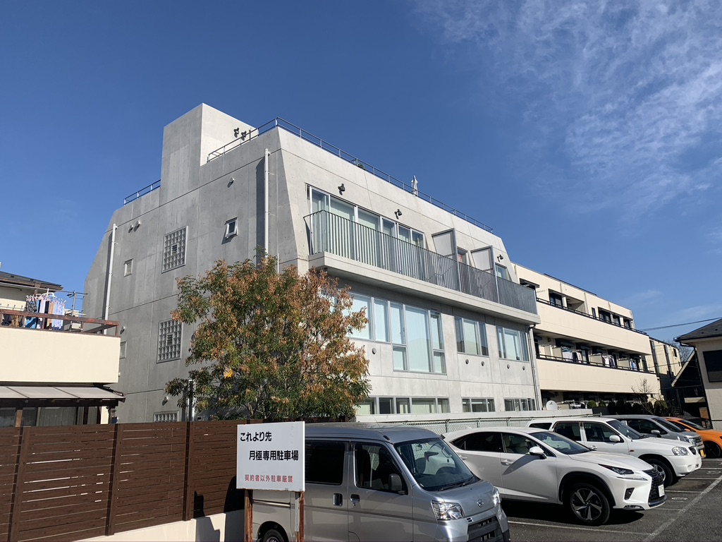 コンクリートのひび割れが目立つデザイナーズマンション。新築よりも新築らしく再生！